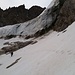 Jetzt schnell durch unter dem ersten Gletscherbruch. Durch den sumpfigen Schnee war Spurarbeit von unten bis oben angesagt.