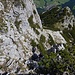 Eine steiler kleiner Kamin stellt die klettertechnische Schlüsselstelle beim Aufstieg zum Grat dar