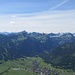 Blick in den Süden zu den bekannten Lechtaler Gipfeln. Wenige Kilometer südlich von Tannheim befindet sich versteckt der Vilsalpsee
