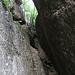Durch diesen schmalen Felsspalt führt der Sasso Secreto zur östlichen Begrenzung und überwindet diese ohne nennenswerte Schwierigkeiten.
