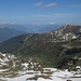 Blick nordseitig hinab über den Seeblesboden zur Arztalalm, am jenseitigen Talhang der Morgenkogel (2607 m).