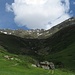Ein letzter Rückblick zum Grünberger - eine Farbkompostion grüner Wiesen, grauer Felsen, weißer Wolken und blauen Himmels, wie prächtig!