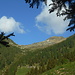 dall'Alpe Cassengo ecco che si apre davanti a noi l'ampia vallata che conduce alla Capanna Albagno. Sullo sfondo la prima meta di oggi