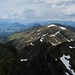 Über den Verbindungskamm zum Tanzkogel geht der Blick zum Kaiser; links die Hohe Salve