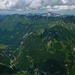 Blick über das Tal der Bregenzer Ach in die westlichen Allgäuer Alpen.