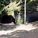 Zwei der gut erhaltenen Sandsteinhöhlen.