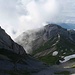 Ein kurzer Abstieg führt zu den Chilchsteinen unter dem felsigen Matthorn