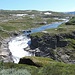 Fluss mit Wasserfall bei Rjukande