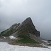 Im Abstieg zur Alp Fluebrig sind noch einige Schneefelder anzutreffen.