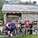 Foto di gruppo davanti al rifugio