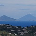 Panarea (links) und Stromboli, der aktivste Vulkan Europas