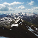 Die Aussicht vom Nebengipfel. Im Süden im Mittelgrund der höchste Gipfel der Tuxer Voralpen - der 2762m hohe Rastkogel. Links dahinter die Zillertaler hauptkamm; rechts dahinter der Tuxer Hauptkamm.