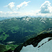 Blick nach Südosten über das frühjahrsgrüne Skigebiet Hochfügen hinweg in die östlichen Zillertaler Alpen.