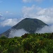 Ganz kurz lassen die Wolken einen Blick zum zweiten grösseren Berg der Insel frei, dem Monte dei Porri. Hinten links ist die Insel Filicudi zu erkennen.
