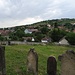 Blick vom jüdischen Friedhof auf das Dorf...