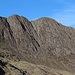 Im Aufstieg zwischen Llyn Llydaw und Y Lliwedd - Blick zu Ost- und Westgipfel, Y Lliwedd East Peak (893 m) und Y Lliwedd West Peak (898 m, rechts). 