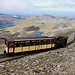 Snowdon / Yr Wyddfa - Kurz unterhalb der Gipfelstation fährt ein Zug der Snowdon Mountain Railway talwärts, hier Lok 5 "Moel Siabod" mit dem Wagen "The Snowdon Lily". 
