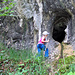 Meine Tochter entdeckt eine weitere Höhle.