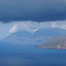 Aus dem Norden erreicht uns bald eine Regenfront. Gut zu sehen sind die beiden markanten Berge auf der Insel Salina. Im Vordergrund Lipari.