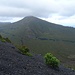 Der Regenschauer ist schon wieder vorbei. Der Blick auf die andere Seite vom Krater zum höchsten Punkt der Insel Vulcano.