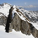 Blick vom (Haupt-)Gipfel des Chrummenstein (2261 m) auf den auf der LK nicht kotierten Vorgipfel. Das ausgesetzte und brüchige Felsgrätchen (T5, I) verlangt (insbesondere bei hartgefrorenem Schnee wie heute) erhöhte Aufmerksamkeit. Die Kletterei ist einfach, da die Felsstufe gut gestuft ist und massenhaft Griffe und Tritte aufweist, wenn auch nicht immer in verlässlicher Qualität...