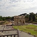 Konstantinsbogen und Palatin vom Colosseum aus gesehen.