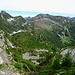 Tiefblick von der Bochetta di Doia auf den Pizzo und Lago Alzasca. Rechts unten die Alpe Alzasca.