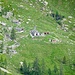Alpe Alzasca mit der SAC/CAS Hütte Capanna Alzasca im Zoom von der Btta di Doia aus gesehen.