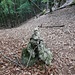 Auf einem Absatz steht links am Weg ein deutlicher Steinmann. Hier links ab...