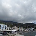 Wie immer präsentierten sich die Liparischen Inseln auch heute wolkenverhangen. Hier am Morgen am Hafen von Lipari.