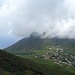 Der Blick hinunter nach Valdichiesa, dem kleinen Ort zwischen den beiden mächtigen Vulkanen auf Salina.