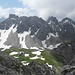 Auf der Oberstdorfer Hammerspitze öffnet sich der Blick zur Fiderepasshütte und zu den Gipfeln des Mindelheimer Klettersteigs