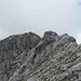 Rückblick zur Oberstdorfer Hammerspitze mit dem Wändchen und dem Vorgipfel (rechts davon), den man im Abstieg überschreitet