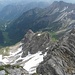 Blick zum Vorgipfel, den man im Abstieg überschreitet, sowie zum Ostgrat der Oberstdorfer Hammerspitze