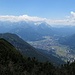 Panorama Richtung Garmisch und Zugspitze vom Hohen Fricken. Rechts dunkel der Kramer. Vorne links der betriebsame Gipfel des Wank.