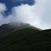 Die Wolken ziehen von Süden über den Bergkamm.