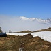 Schneereste auf der Alp Hüttstett (1662m) mit einem schönen Panorama über dem Nebel.<br /><br />Heraustagende Gipfel sind (v.l.n.r.): Höch Gumme (2205m), Stellenen (2108m), Rossflue (2084m) und Schafnase / Giswilerstock (2011m). Daneben sind noch die Vorgipfelchen Arnifirst (2155m) und Mändli (2060m) gut zu sehen.