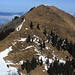 Blick beim Abstieg vom Güpfi auf den Höh Grat (1922m). Dank der sonnigen Südseite des Höh Grates hat es im Gegensatz zur Güpfi-Nordseite keinen Schnee mehr.