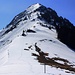 Die winterliche Nordseite vom Güpfi mit meiner Abstiegsspur. Foto vom Pass Egg (1809m).