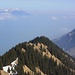 Aussicht vom Höh Grat (1922m) auf den kleinen felsigen Gipfelkopf Arvidossen (1809m) über dem dunstigen Tal. Links ist das Pilatusmassiv mit dem Tomlishorn (2128,5m).<br /><br />