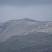Scafell Pike herangezoomt. Deutlich ist das im Mai 2018 restaurierte [https://www.nationaltrust.org.uk/wasdale/features/scafell-pike---restoring-the-summit-cairn War Memorial] auf dem Gipfel zu erkennen.