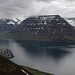 Blick auf Flateyri und auf die gegenüberliegende Fjordseite, der ich in den nächsten Tagen auch noch eine Besuch abstatten werde.