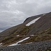 Der Weg auf das Plateau Klofningsheidi gelangt man von der linken Bildseite nach rechts oben über den hier sichtbaren Bergkamm.