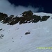 Über das ganz rechts sichtbare nach oben führende steile Schneefeld will ich zur Scharte P. 3105 steigen.