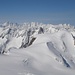 Blick auf die Berner Alpen mit dem Finsteraarhorn links,  Lauteraarhorn - Schreckhorn - Mönch und Eiger in der Mitte und dem Rosen-, Mittel- und Wetterhorn rechts.