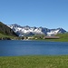 Il bianco delle montagne contrasta con il blu del lago.
