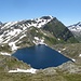 Lago dello Stabbio, una macchia di blu intenso che risalta fra le montagne.