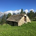 Die intakte Hütte von Loio mit dem Monte Leone im Hintergrund