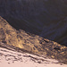 Glänzende Schieferplatten und Tiefblick ins schattige Val Frisal