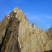 Geologischer Leckerbissen: Die Dolomit-Aufschwünge des Cavistrau Pign und unscheinbar dahinter der schiefrige Cavistrau Grond